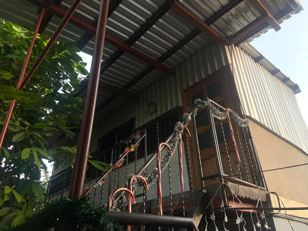 a porch of a house with a balcony at Hostel Casa María in Masaya