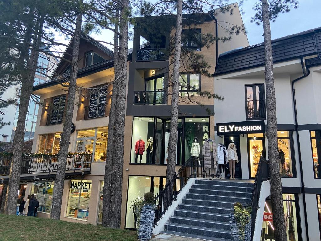 Ein Gebäude mit Leuten, die draußen stehen. in der Unterkunft Apartman Jolić in Zlatibor