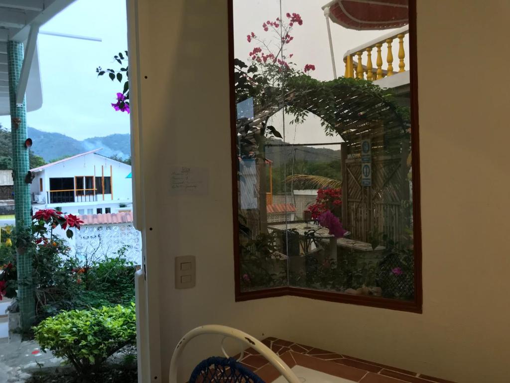 a mirror on a wall with a view of a garden at CASA MOSAICO in Puerto López