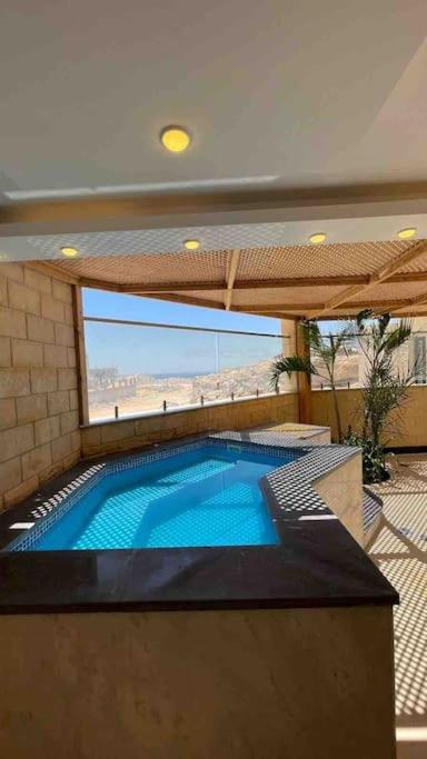 4-Bedroom Apartment with Personal Jacuzzi and Seaview Balcony & Shared Infinity Pool on the Roof with Seaview