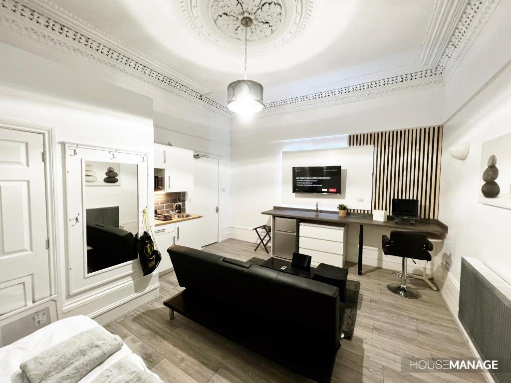 sala de estar con sofá y escritorio en Erin Court Mansion - RM 11 en Croydon