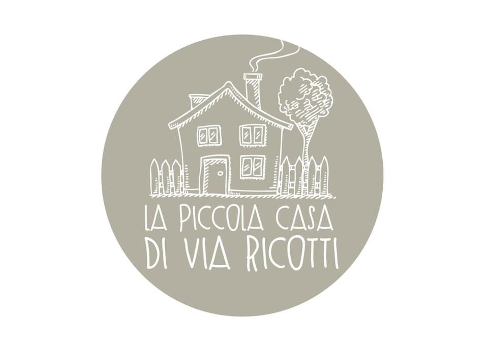 uma etiqueta com uma casa e uma árvore e as palavras la procca casa em La Piccola Casa di Via Ricotti em Castelguglielmo