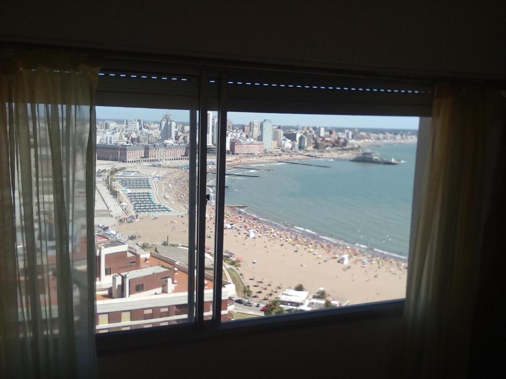 una ventana con vistas a la playa en Mardel super vistas del mar Torreon estar y 1 dorm 4 pax en Mar del Plata