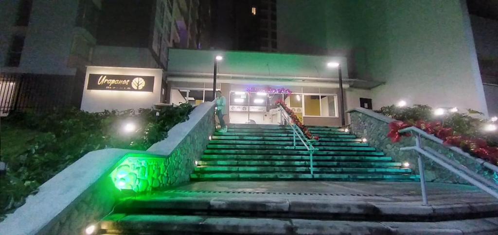 un conjunto de escaleras delante de un edificio por la noche en Apartamento Urapanes La Toscana, en Manizales