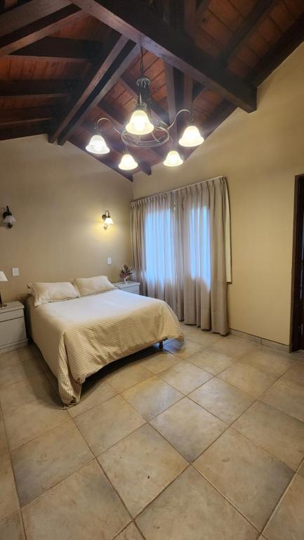 1 dormitorio con 1 cama grande y techo en Casa en Yala Jujuy in 