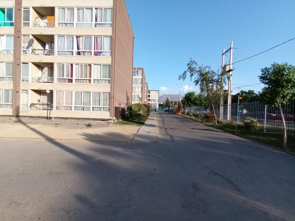 una calle vacía delante de un edificio en Apartamento, en Los Andes