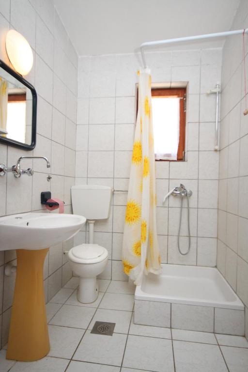 Zdjęcie z galerii obiektu Apartments by the sea Pag - 6272 w mieście Pag