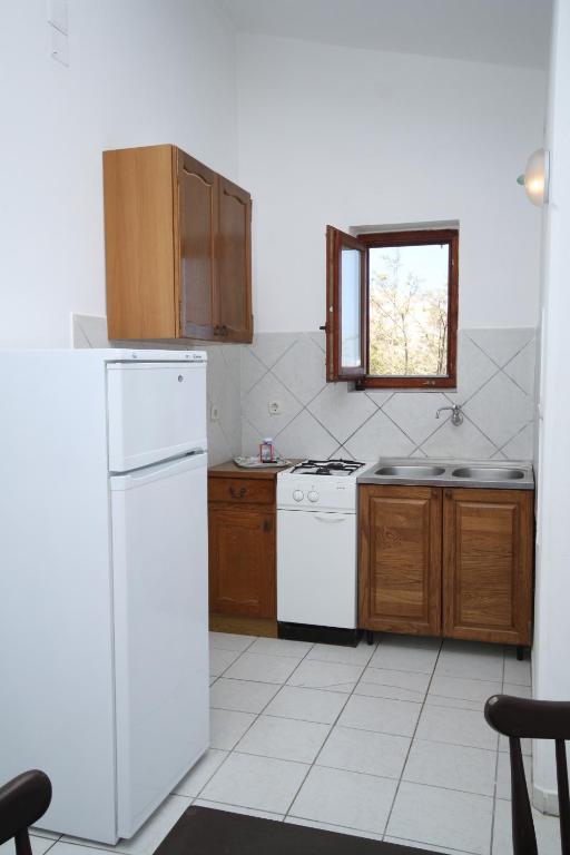 Zdjęcie z galerii obiektu Apartments by the sea Pag - 6272 w mieście Pag