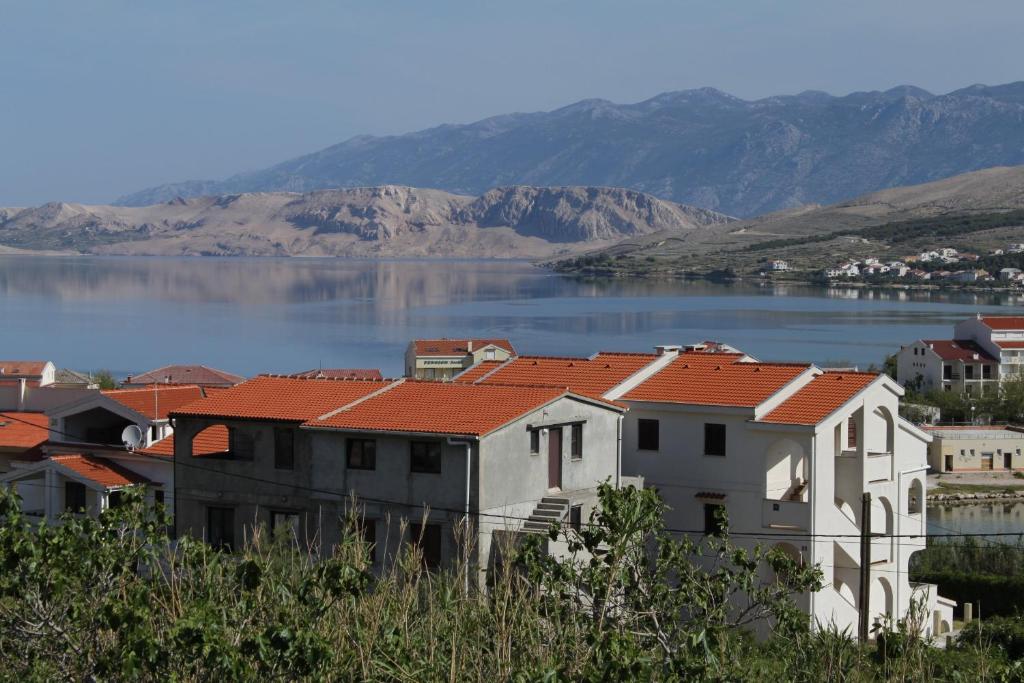 Zdjęcie z galerii obiektu Apartments by the sea Pag - 6272 w mieście Pag
