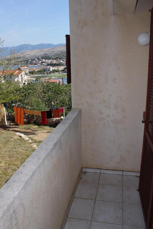 Zdjęcie z galerii obiektu Apartments by the sea Pag - 6272 w mieście Pag