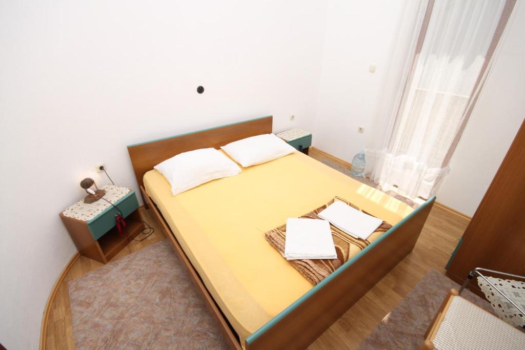 Zdjęcie z galerii obiektu Apartments by the sea Pag - 6272 w mieście Pag