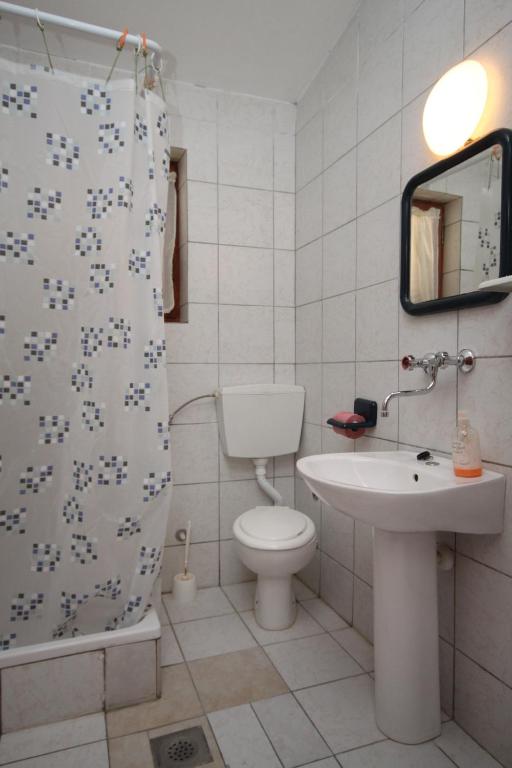 Zdjęcie z galerii obiektu Apartments by the sea Pag - 6272 w mieście Pag