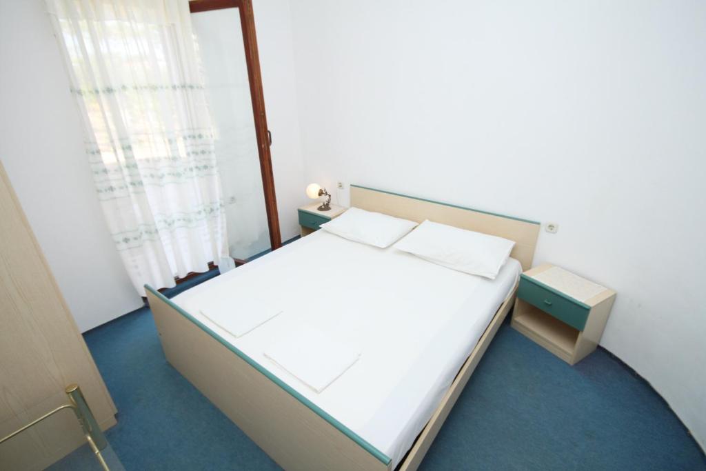 Zdjęcie z galerii obiektu Apartments by the sea Pag - 6272 w mieście Pag