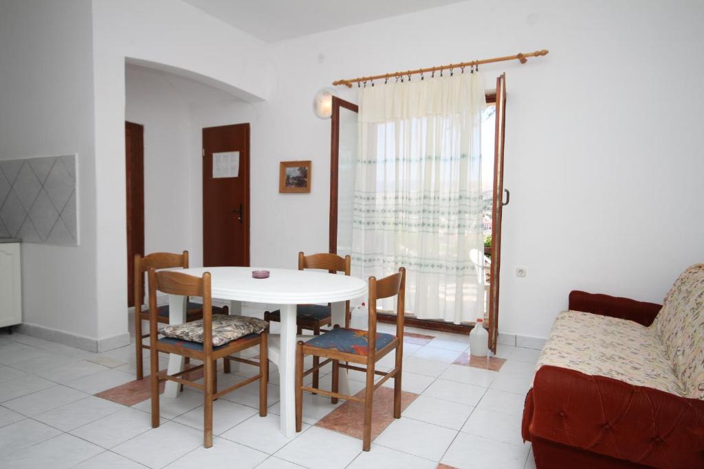 Zdjęcie z galerii obiektu Apartments by the sea Pag - 6272 w mieście Pag