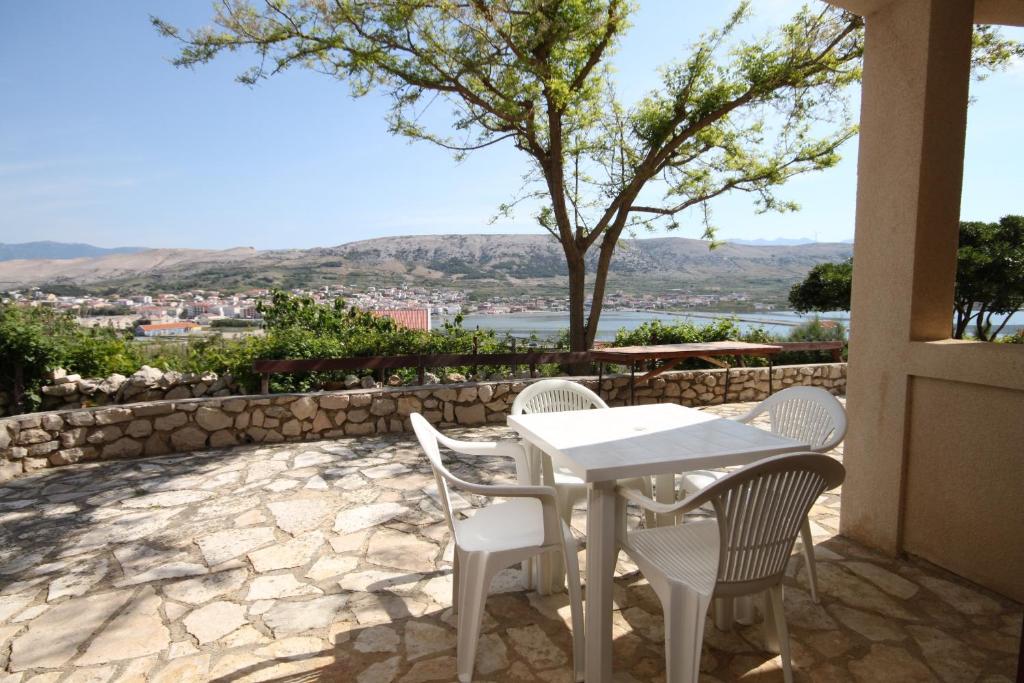 Zdjęcie z galerii obiektu Apartments by the sea Pag - 6272 w mieście Pag
