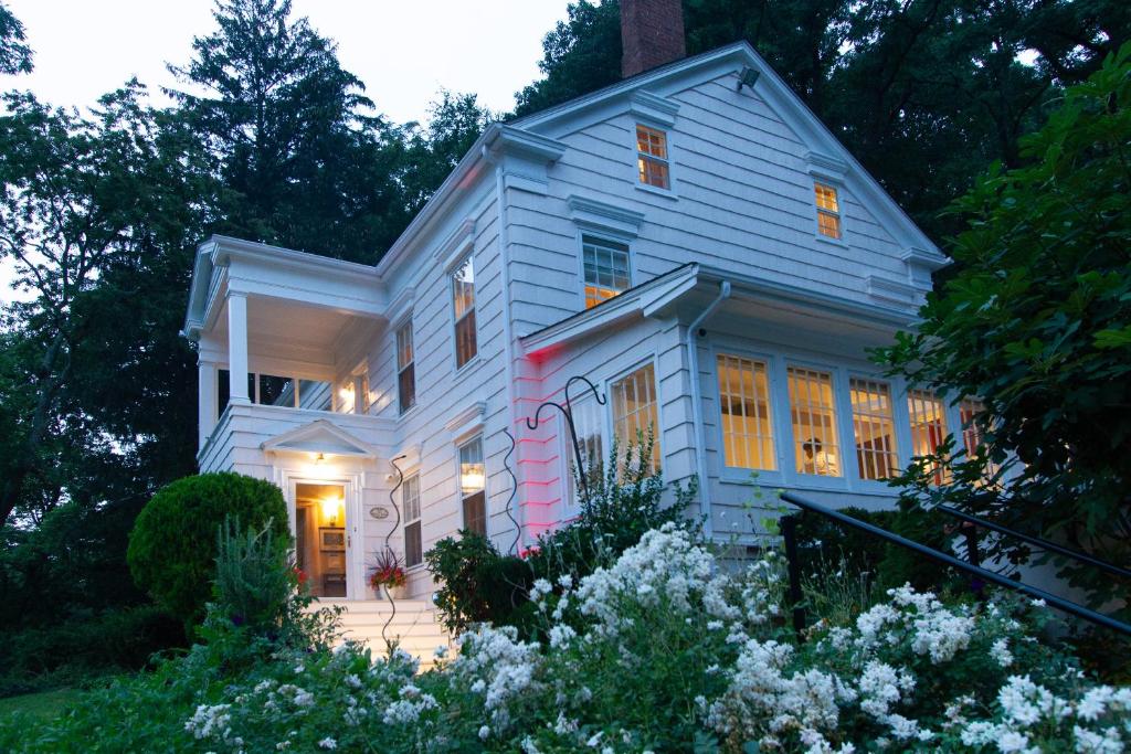 The Harbor Rose Bed & Breakfast, Huntington Updated 2023 Prices