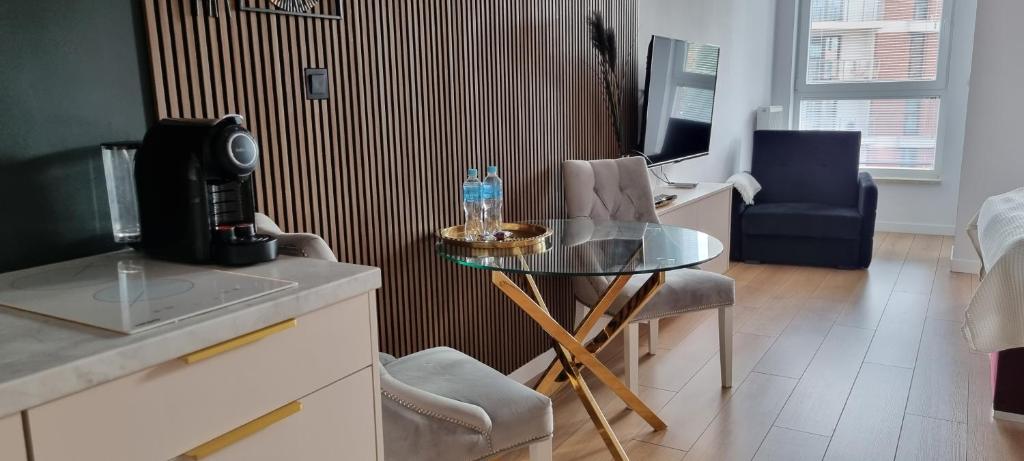 Televízia a/alebo spoločenská miestnosť v ubytovaní Bastion Wałowa Apartament Śródmieście centrum Gdansk