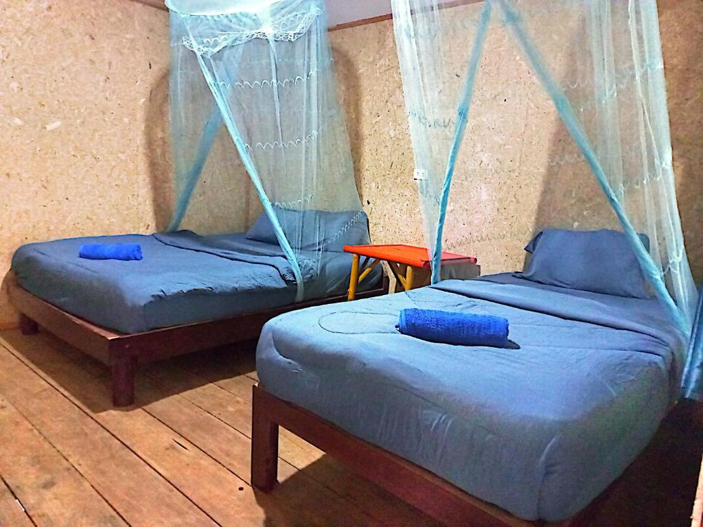 Postel nebo postele na pokoji v ubytování Lanta Maikeaw Bungalow