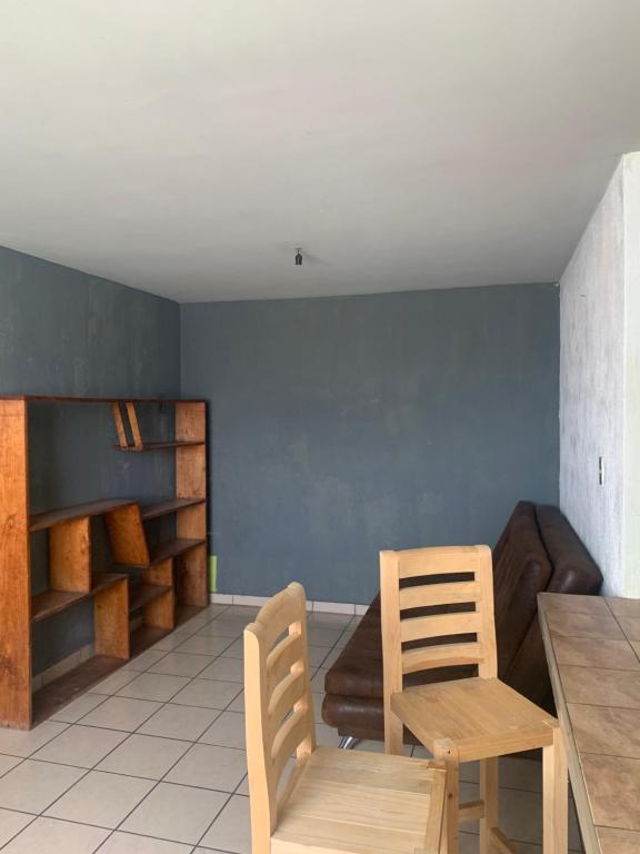 ein Wohnzimmer mit einem Tisch, Stühlen und einem Sofa in der Unterkunft Departamento marcos casa in Morelia