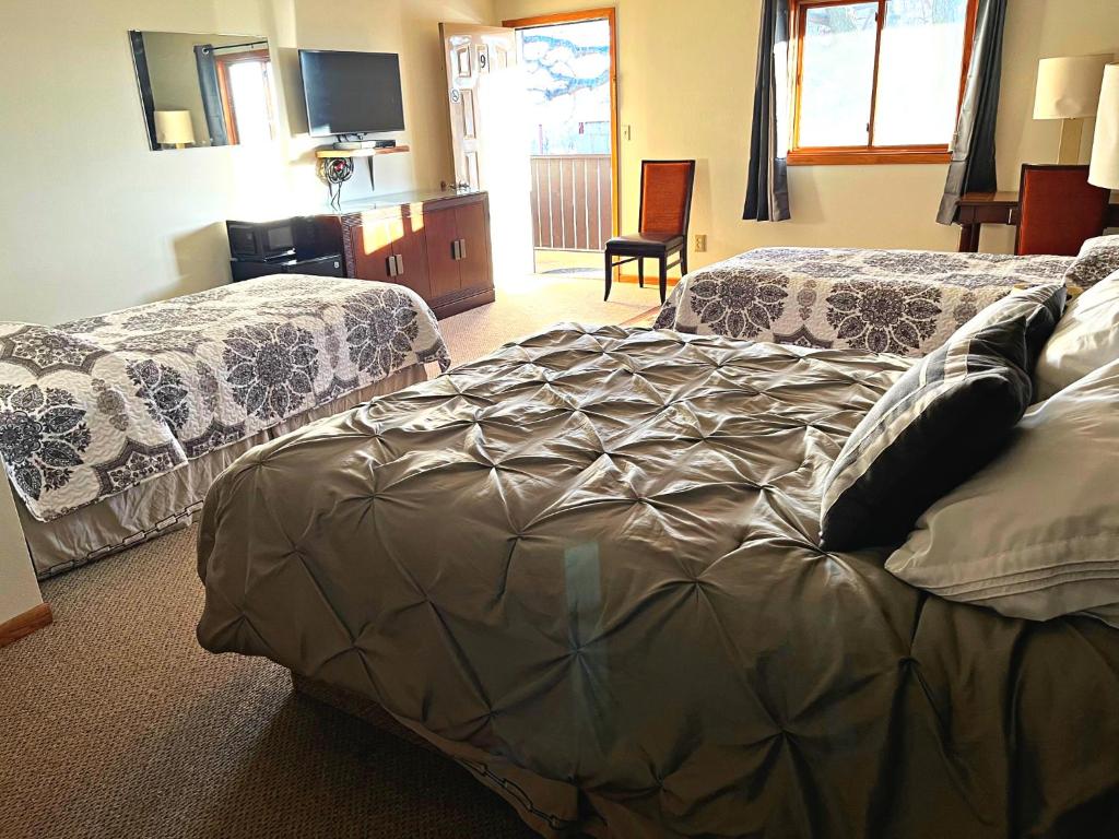 Postel nebo postele na pokoji v ubytování Furnas County Lodging
