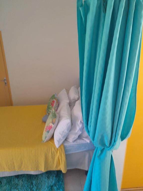Letto o letti in una camera di My Tiny Caritan- Petit coin de paradis- Bungalow de vacances- jardin, plage, piscine attenante