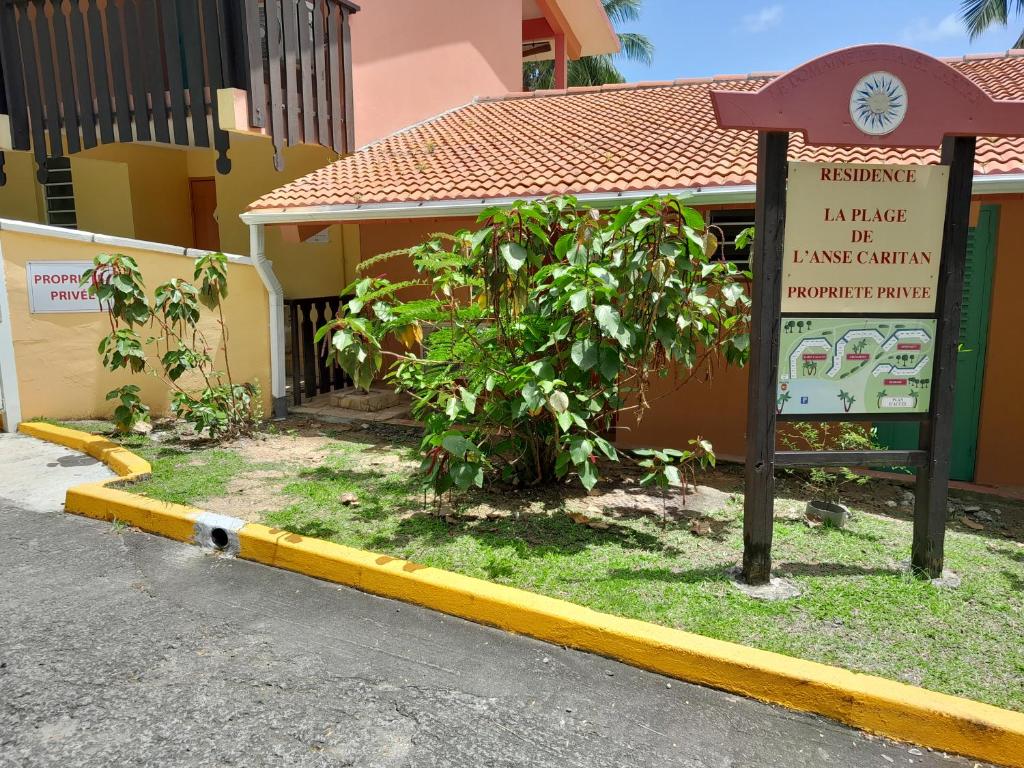 Foto dalla galleria di My Tiny Caritan- Petit coin de paradis- Bungalow de vacances- jardin, plage, piscine attenante a Sainte-Anne