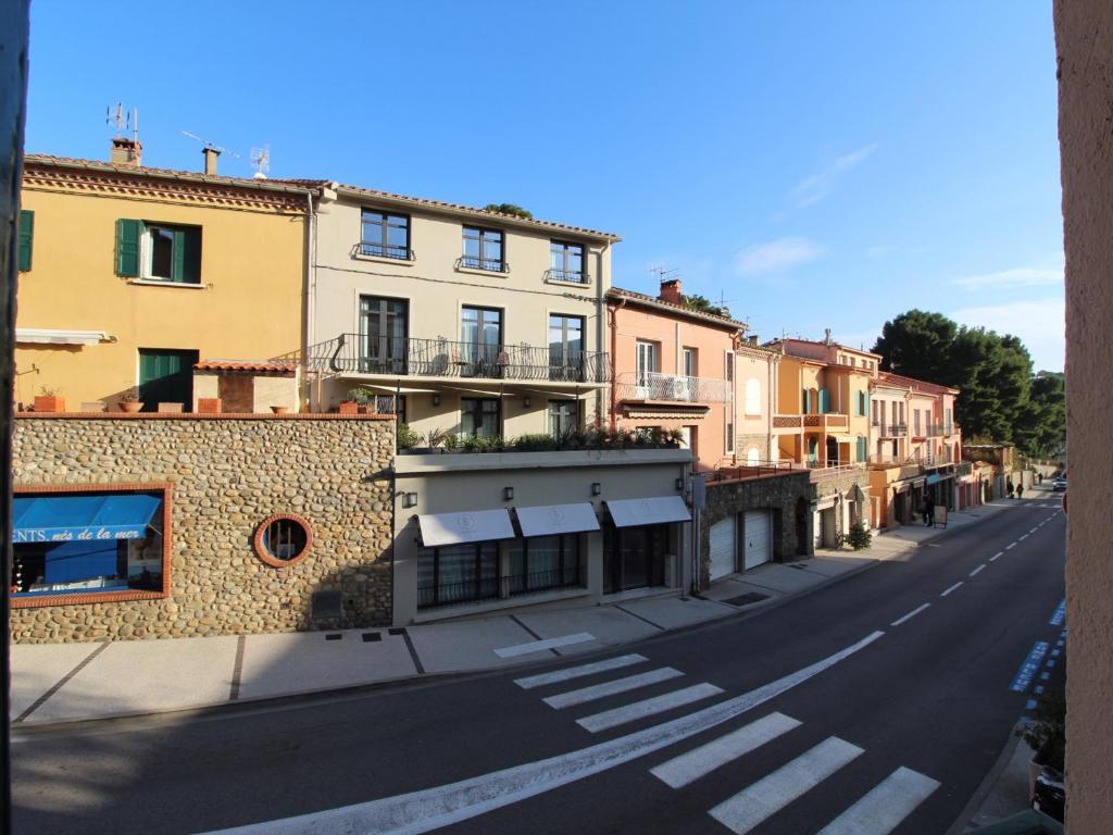 une rue vide avec des bâtiments sur le côté de la route dans l'établissement Appartement typique à Collioure, près des plages et commerces, avec cour et 3 chambres pour 6 pers. - FR-1-309-213, à Collioure