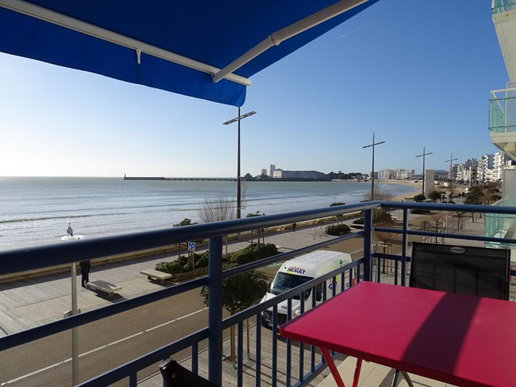 d'un balcon avec une table et une vue sur la plage. dans l'établissement Appartement T3 vue sur mer, proche plage - FR-1-92-878, à Les Sables-dʼOlonne