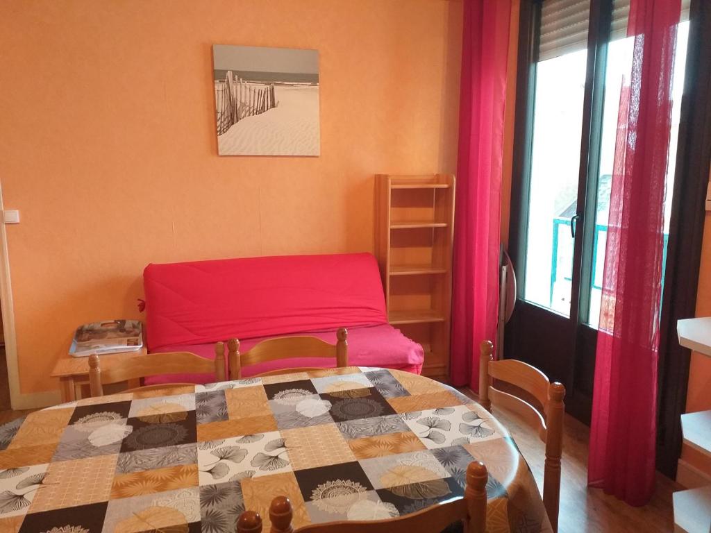 En eller flere senger på et rom på Appartement Les Sables-d'Olonne, 2 pièces, 4 personnes - FR-1-92-572