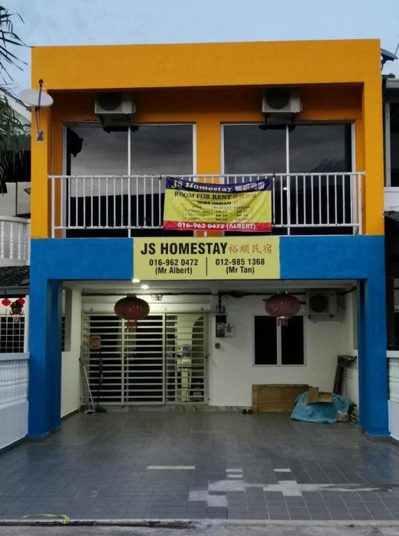 a building with a sign in front of it at JS Guest House Air Putih - Roomstay in Kuantan