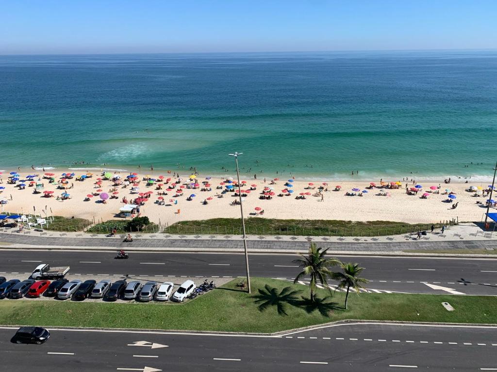 Hotel Apart hotel em frente à praia da Barra da Tijuca, vista total para o mar, an aerial view of a beach with umbrellas and the ocean at Apart hotel em frente à praia da Barra da Tijuca, vista total para o mar in Rio de Janeiro
