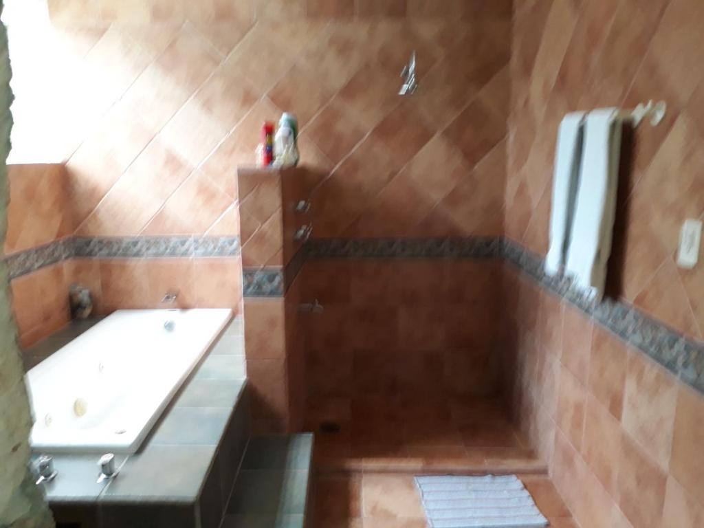 een badkamer met een bad en een wastafel bij Casita de campo in Valladolid