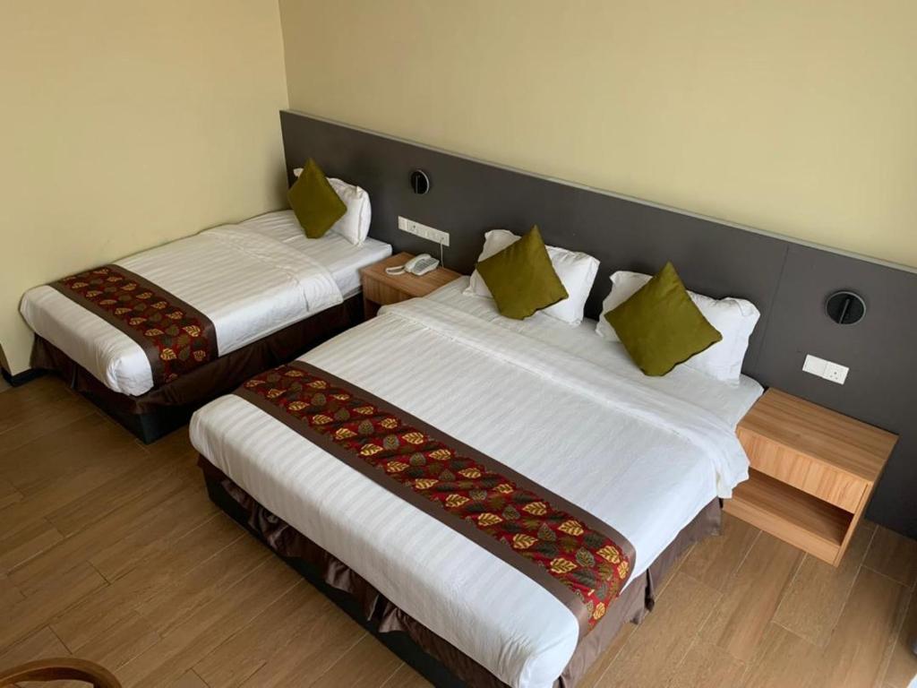 Postel nebo postele na pokoji v ubytování Wing Tat Grand Hotel