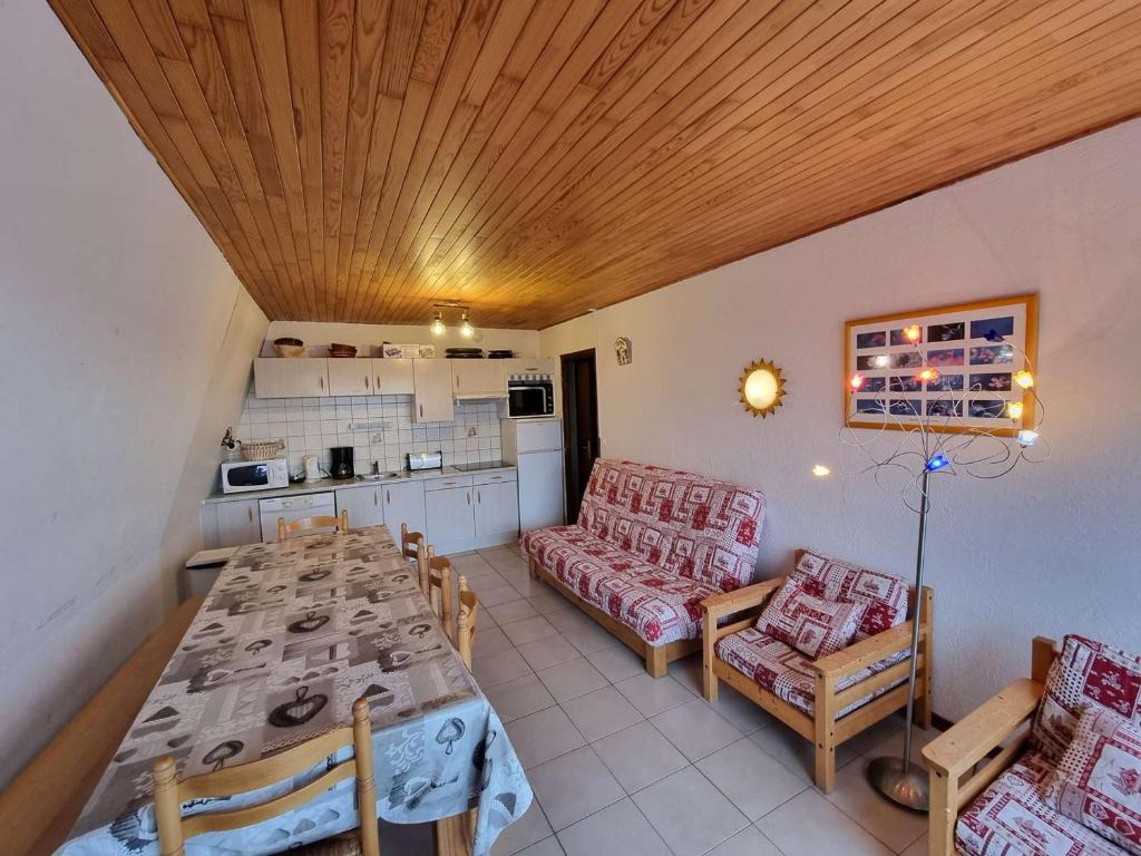 salon ze stołem i kanapą w obiekcie Appartement Saint-Michel-de-Chaillol, 5 pièces, 12 personnes - FR-1-393-11 w mieście Saint-Michel-de-Chaillol