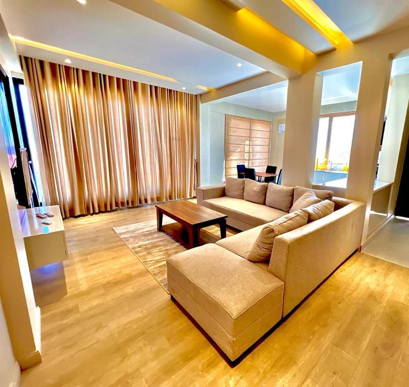 穆里的住宿－Ahmed Suites，客厅配有沙发和桌子