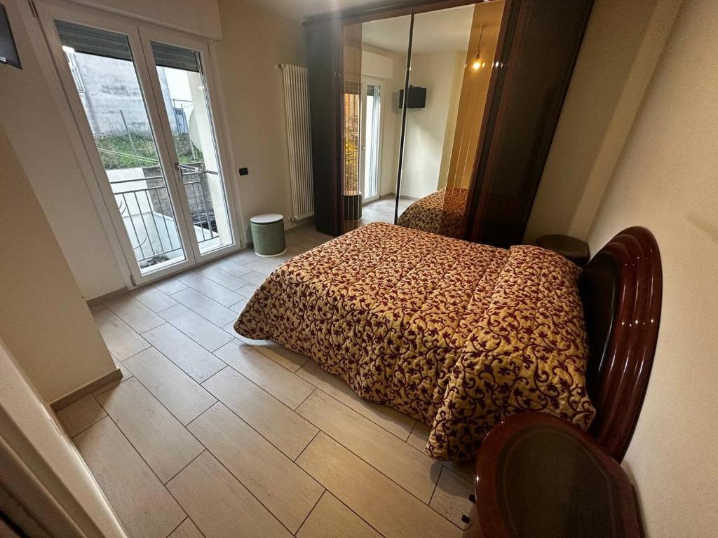 Un dormitorio con una cama con una manta de leopardo. en A casa di Rosa, en Tricarico