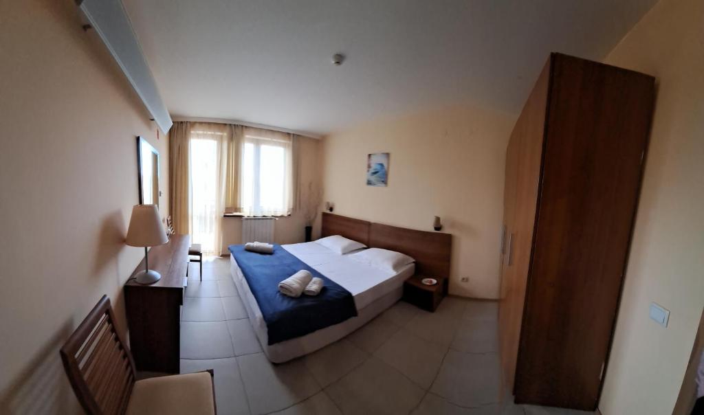 a bedroom with a bed with a blue blanket at Apartment 322, Villa Park in Borovets