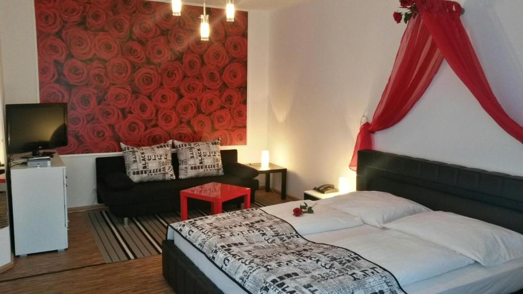 プラハにあるペンション ルーシーの赤い壁のベッドルーム1室(ベッド1台付)