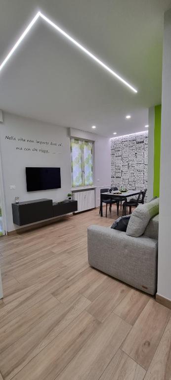 A television and/or entertainment centre at IO E TE bed and breakfast Appartamento