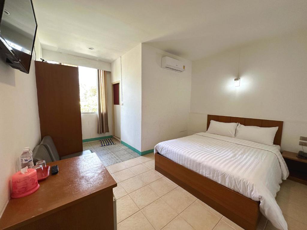 Plernpetch Hotel - 1