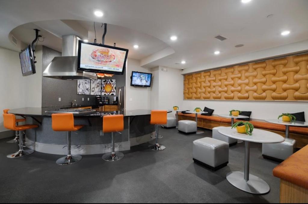 2BR 2Bath Modern Designer  in Woodland Hills!
