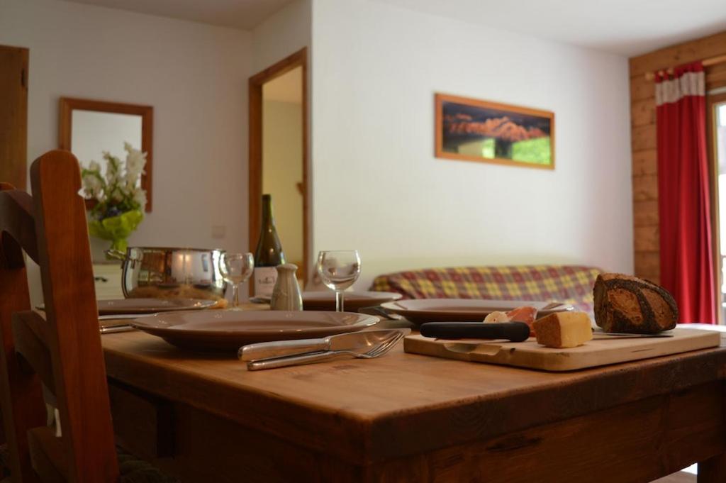 Restaurace v ubytování 2 bedroom Apartment in Les Houches Stone's throw from Prairon lift