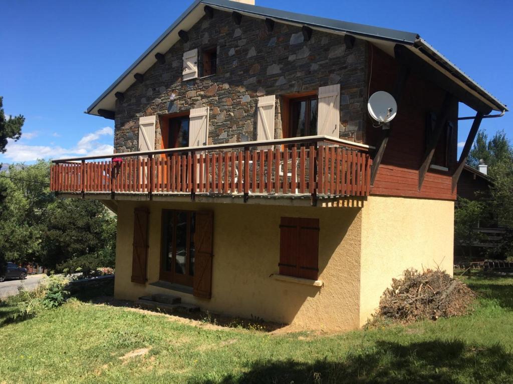 a house with a deck on the side of it at Chalet La Campagnette in Eyne