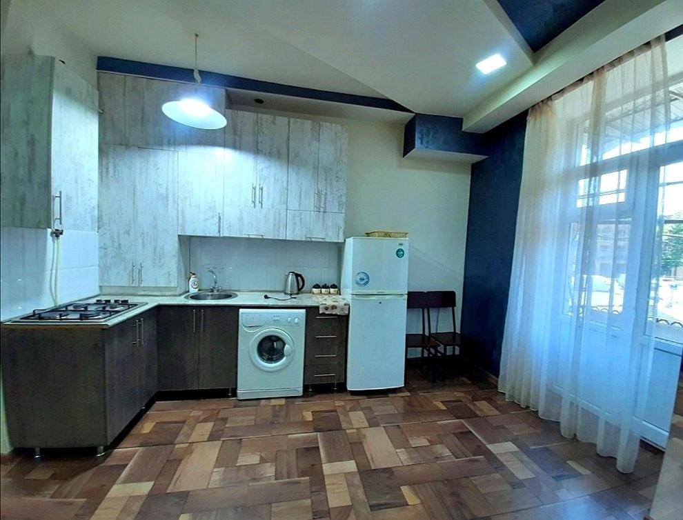 cocina con nevera y lavadora en Apartment in Yerevan, en Ereván