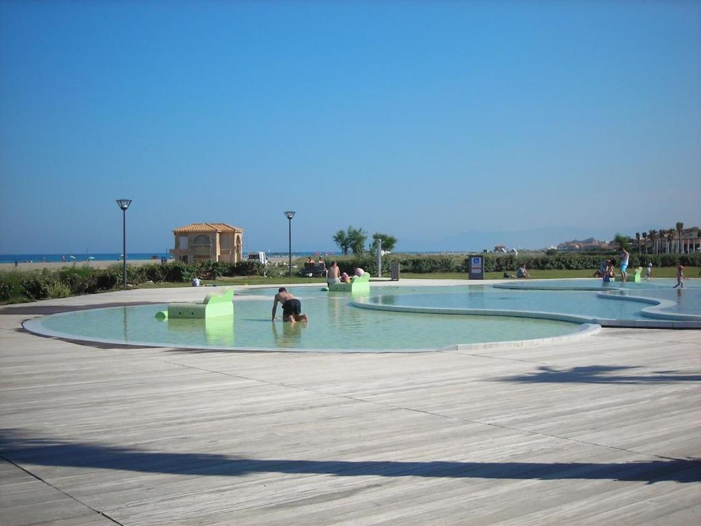 Bazén v ubytovaní 6 couchages, 100m plage, parking, clim, lave linge, lave vaisselle..... alebo v jeho blízkosti