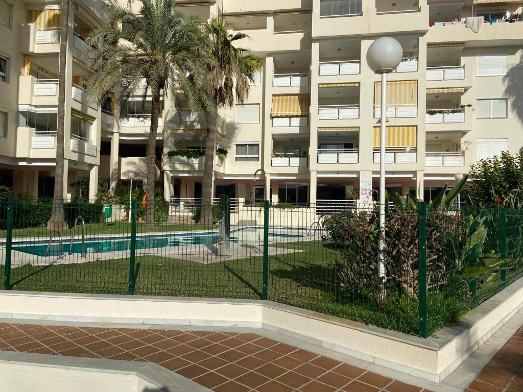 een hek voor een groot appartementencomplex bij Apartamento entero en La Carihuela a 50 m de la playa in Torremolinos