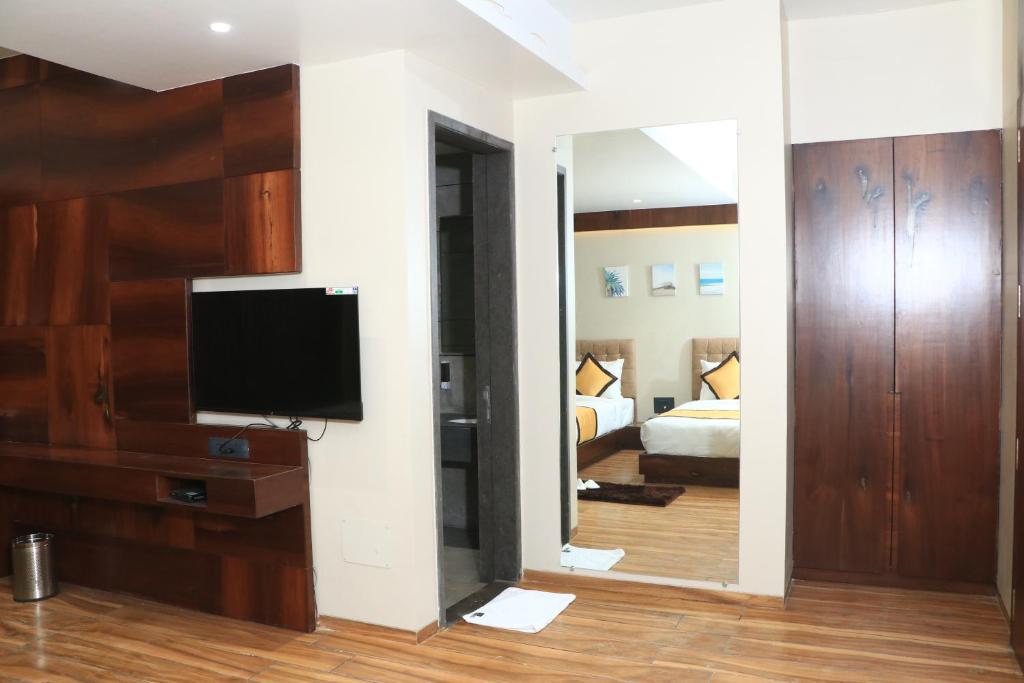 TV a/nebo společenská místnost v ubytování Hotel Rudra Royals