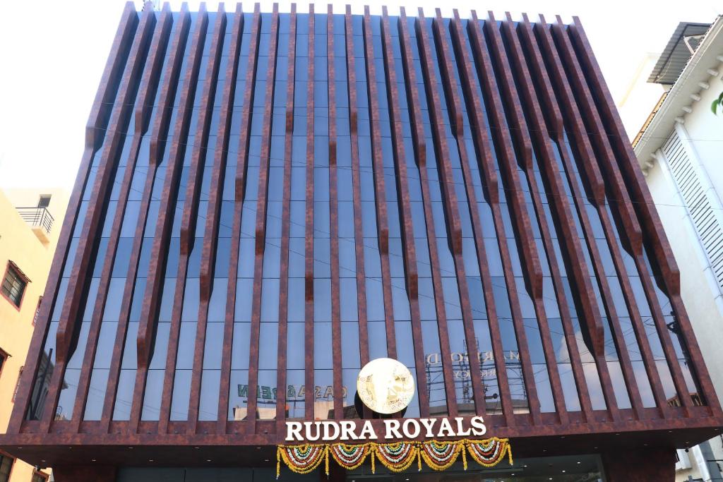 een gebouw met een bord aan de zijkant bij Rudra Royals in Shirdi