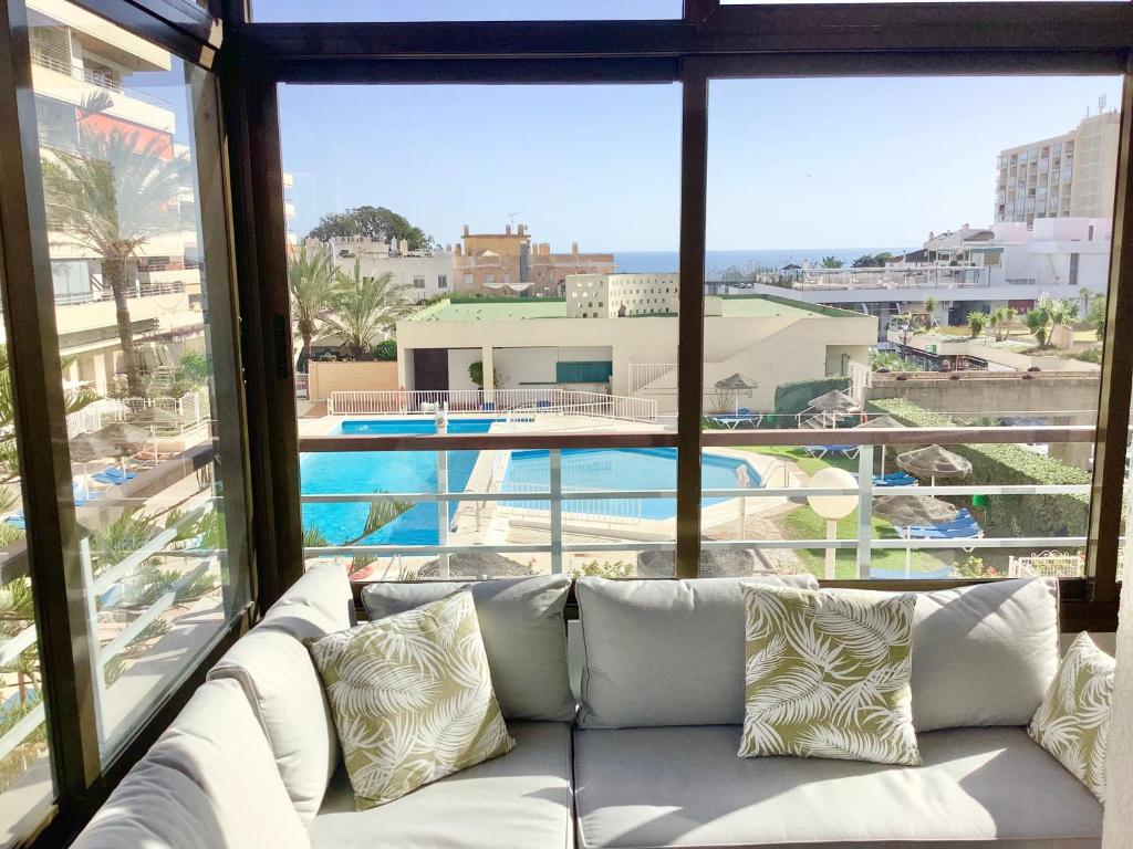 Výhľad na bazén v ubytovaní La Nogalera modern and spacious Apartment with pool and sea view alebo v jeho blízkosti