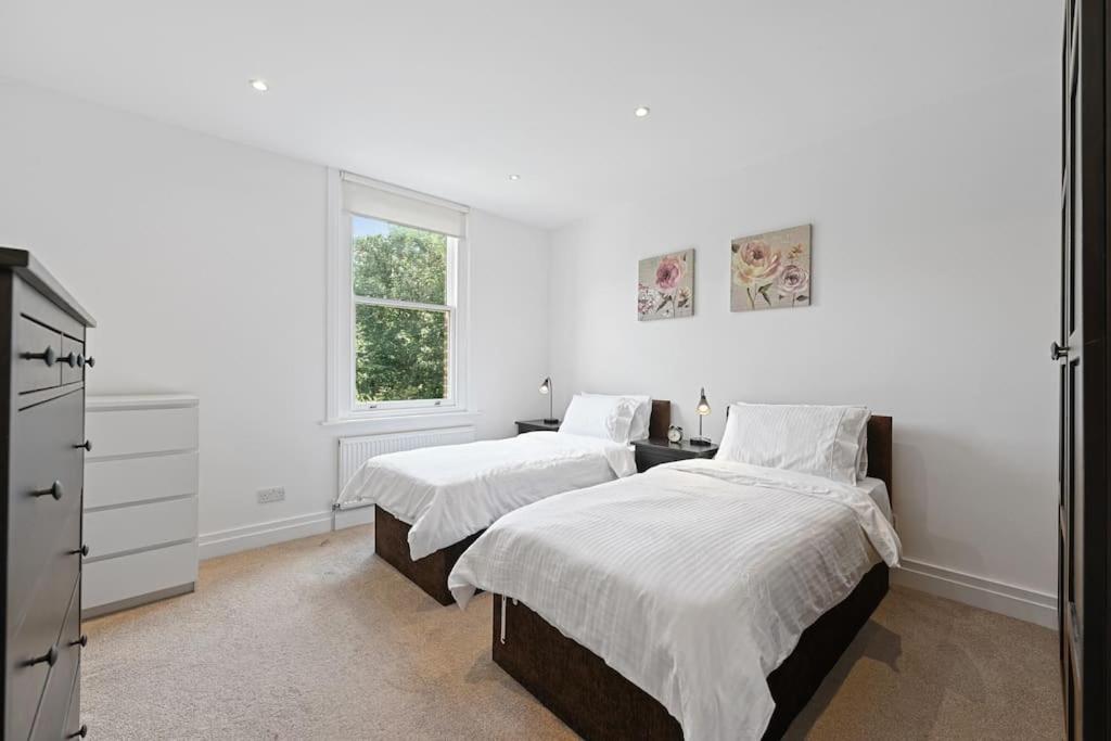 מיטה או מיטות בחדר ב-Ealing Broadway - Lovely 2-bedroom flat with offstreet parking